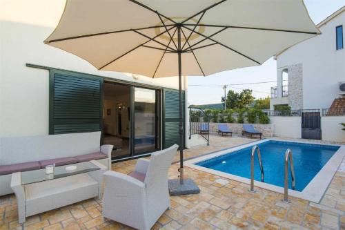 Modern, Stone Villa Castello Coza II with pool - Accommodation - Vinjerac