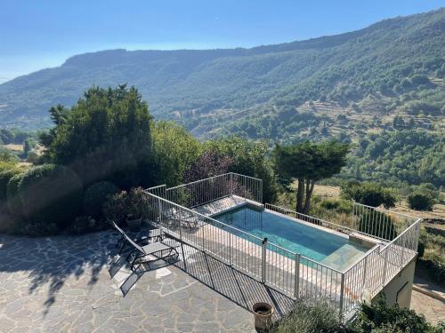 Gites en Ardèche avec Piscine et vue magnifique sur la vallée