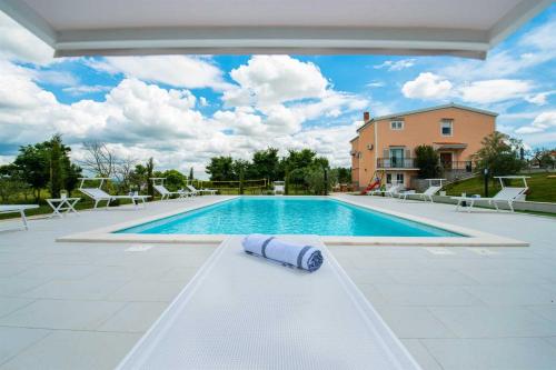 Luxury Villa Maria with large pool - Accommodation - Suhovare