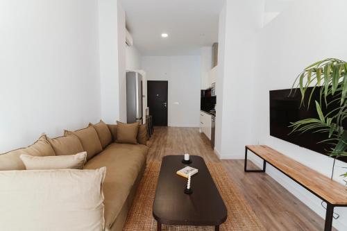 O&L Puñonrostro Bright Minimalist Central Home - Tap to explore photos
