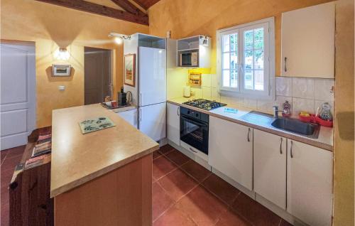 virtuve, Beautiful Home In Ferrières-Poussarou (Beautiful Home In Ferrieres-Poussarou) in Berlou