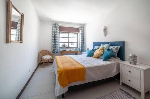 Spacious Two bedroom apt, 200m from the beach