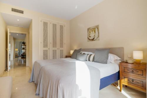 Apartamento de 2 dormitorios en Bahía de Alcántara - image 3