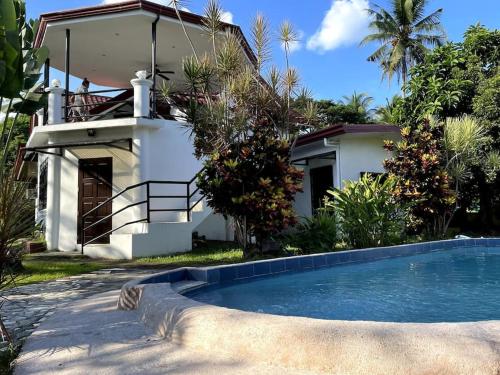 B&B Lipa City - Charming 3-Bedroom Country Farm Home Pool ParkSprings Lipa - Bed and Breakfast Lipa City