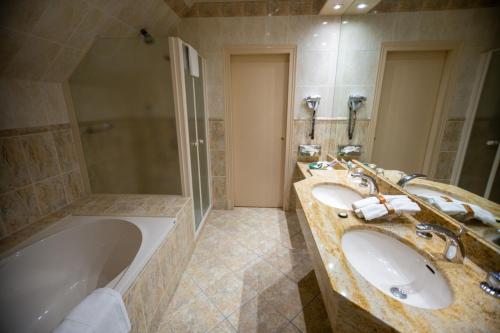 room detail thumbnail 2