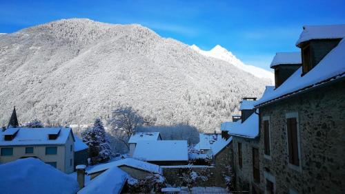 Maison de 4 chambres avec jacuzzi terrasse amenagee et wifi a Guchan a 4 km des pistes - Guchen