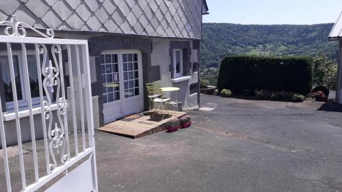 Maison avec 2 chambres est un Gîte Brugière et maison une chambre est une chambre d'hôtes