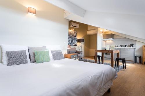 Florella Jean Jaures Apartment - image 6