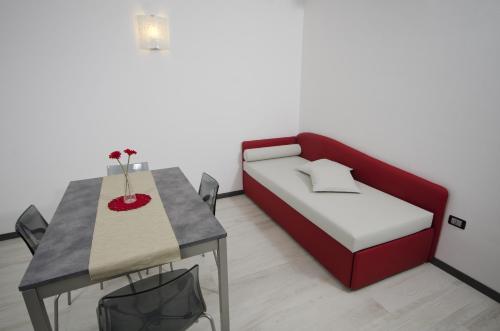 1 queen bed, 1 sofa bed
