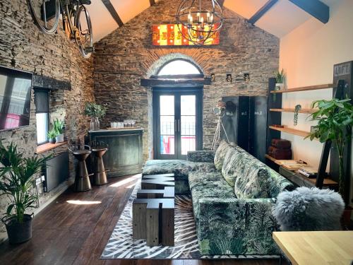 Loft 11 Stunning LUXURY NYC Loft Style Interior Designed 2BD Apartment EXCELLENT CITY CENTRE LOCATION Mezzanine Cinema Room Designer Furniture AMAZING SPACE