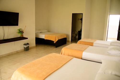1 queen bed, 1 double bed, 2 twin beds