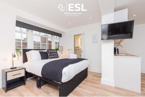 . Studio 3, Top Floor Town Centre Apartment