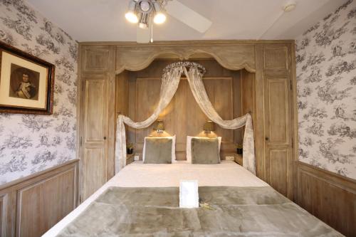 Standard Double Room image 6