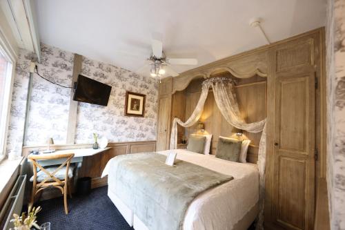 Standard Double Room image 5