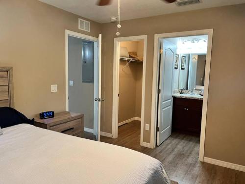 Quiet Snowbird Retreat Comfy Affordable detail