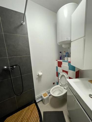 Bathroom, LIKEHOME - Maisonnette proche gare a 4 stations de Paris in Arnouville