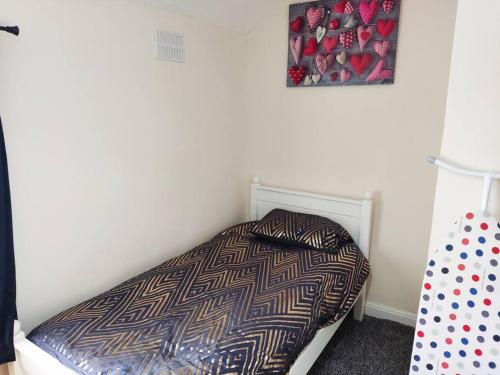 Cheerful 2-bedroom home with off street parking