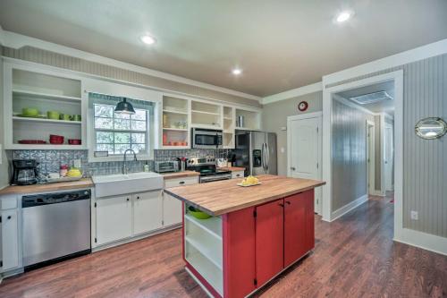 The Petite Lake House in Seguin with Patio! in Seguin, USA