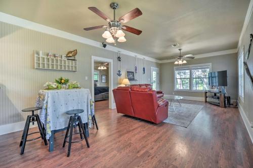 The Petite Lake House in Seguin with Patio! in Seguin, USA