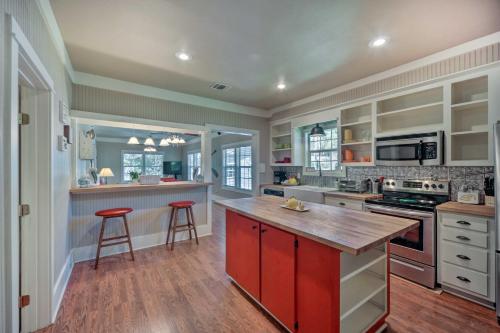 The Petite Lake House in Seguin with Patio! in Seguin, USA