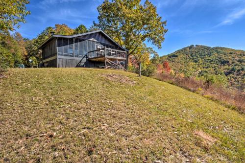 Private Hilltop Sanctuary with Panoramic Views!, Hiawassee