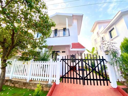 Tranquil Staycation - Independent Duplex House