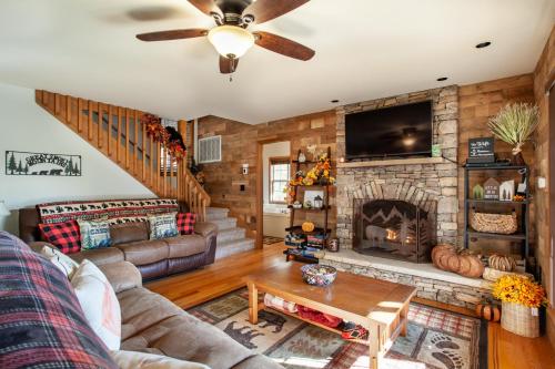 Honey Bear Hollow Hot Tub Fire Place Game Room in Sevierville, USA