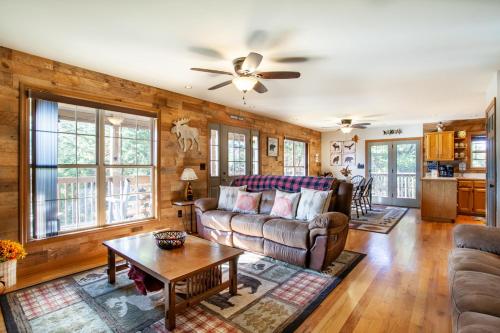 Honey Bear Hollow Hot Tub Fire Place Game Room in Sevierville, USA