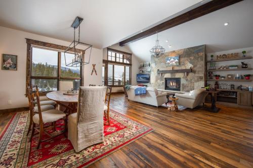 Spacious Elegance, 5 en-suites, hiking trail to town, packed with amenities! in Breckenridge, USA