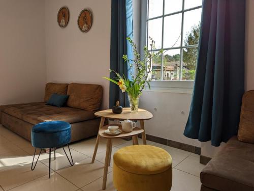 Gîte Chadurie, 4 pièces, 8 personnes - FR-1-653-129