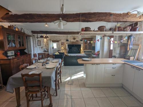 Gîte Combiers, 4 pièces, 6 personnes - FR-1-653-171 (Maison familiale avec grand jardin pres du Perigord - 3 chambres, WIFI et velos fournis - FR-1-653-1) in Le Pontaroux