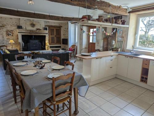 Gîte Combiers, 4 pièces, 6 personnes - FR-1-653-171 (Maison familiale avec grand jardin pres du Perigord - 3 chambres, WIFI et velos fournis - FR-1-653-1) in Le Pontaroux