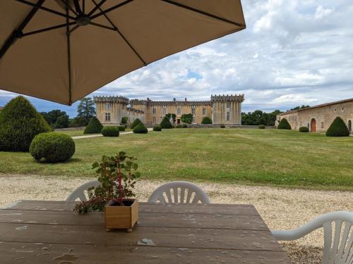 Gîte charmant au cœur d'un château historique avec parc, proche de Cognac, idéal famille et nature - FR-1-653-167 gîte à louer Cherves-Richemont