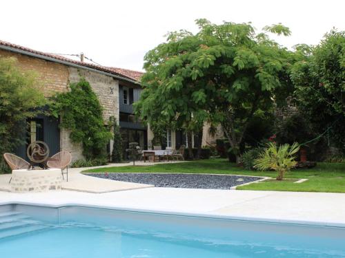 Gîte à Fontclaireau : piscine privative, jardin clos, 4 ch., draps et linge fournis - FR-1-653-202 gîte à louer Mansle