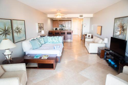 Private Poolside, Loft-Like Condo with Panoramic Grace Bay Views, Walk to Beach, Restaurants, & Turt in 프로비덴시알스
