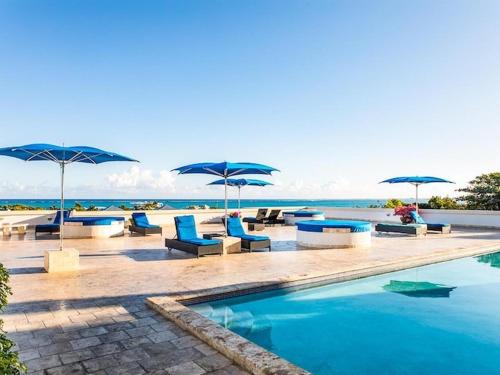 발코니/테라스, Private Poolside, Loft-Like Condo with Panoramic Grace Bay Views, Walk to Beach, Restaurants, & Turt in 프로비덴시알스