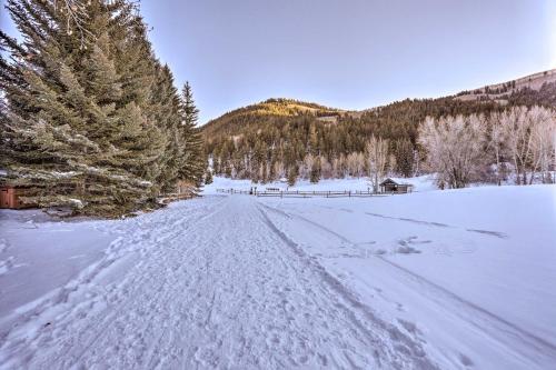 Charming Mtn Home on Golf Course about 4 Mi to Slopes! - image 14