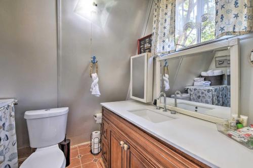 Steps to Lake! Charming Cabin Pool Access and Decks