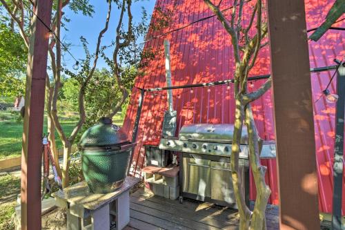 Steps to Lake! Charming Cabin Pool Access and Decks