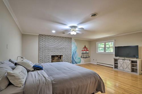Coastal Edgewater Home with Private Hot Tub! in Annapolis, USA