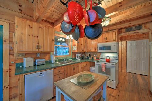 Secluded Smoky Mtn Cabin with Hot Tub and Fire Pit! in Bryson City, USA