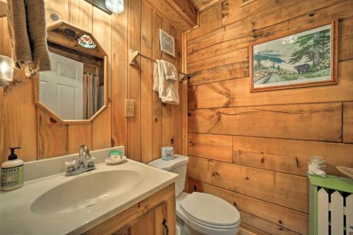 Secluded Smoky Mtn Cabin with Hot Tub and Fire Pit! in Bryson City, USA