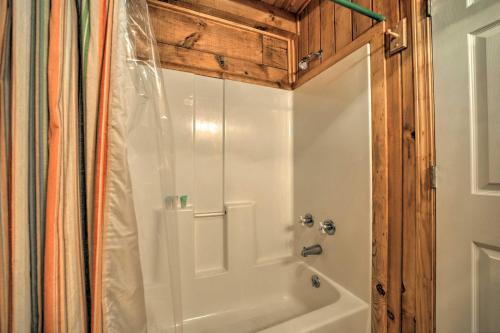 Secluded Smoky Mtn Cabin with Hot Tub and Fire Pit! in Bryson City, USA
