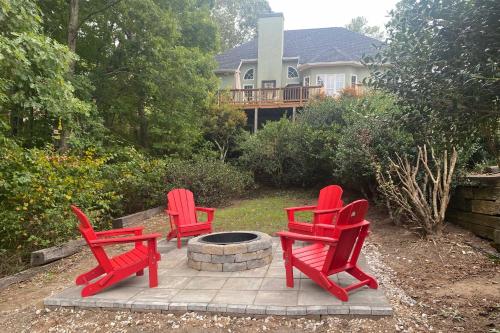 Luxe Lake House with Pool and Dock on Deep Water Cove! in Appling, USA