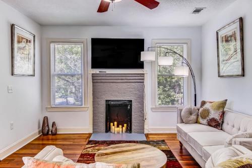 Modern Luxury Apartment 1 mile from Forsyth Park