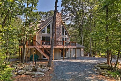 Lake Harmony Resort House with Fire Pit and Deck in Lake Harmony, USA