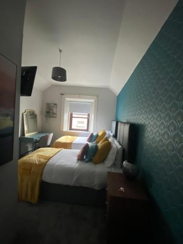 Twin Room with Private Bathroom image 2