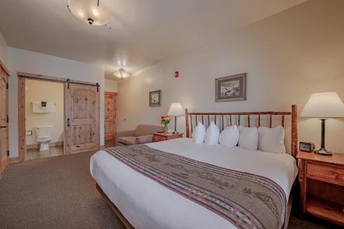 1 king bed, 1 sofa bed
