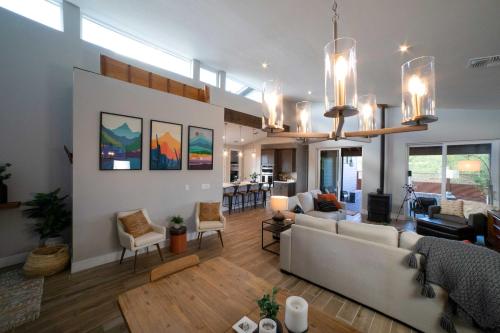 Modern Flagstaff Escape with Grill, 3 Mi to Downtown in Flagstaff, USA