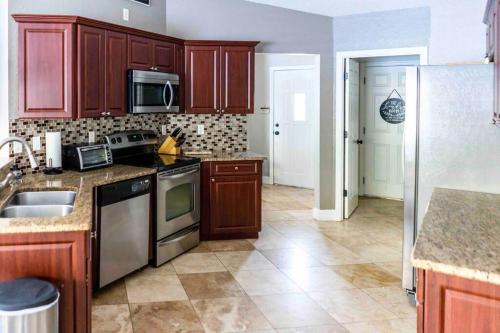 Modern 3BR Home, Saltwater Pool, Fenced Yard in Spring Hill, USA